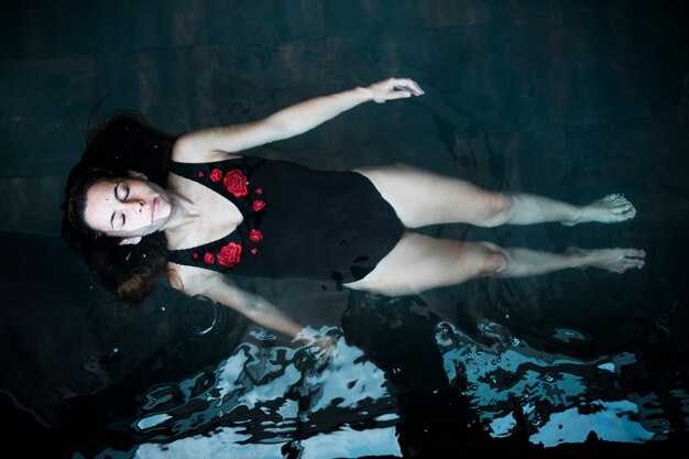 Что означает падение в чистую воду?