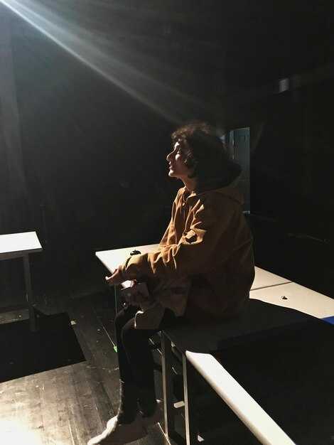 Сон о знакомых в актовом зале: что это значит?