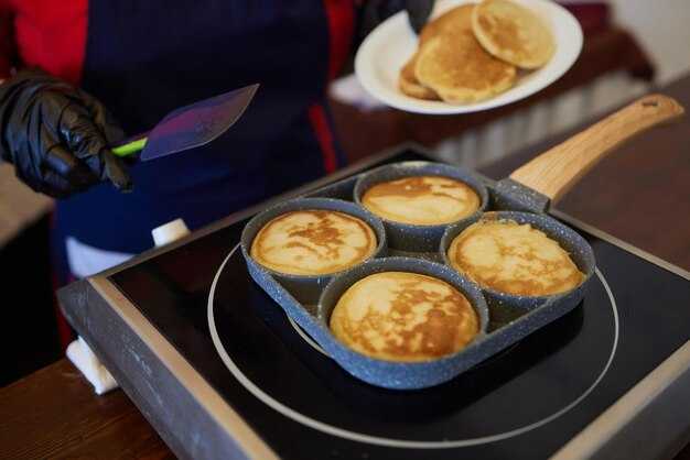 Подготовка сковороды для жарки сырников