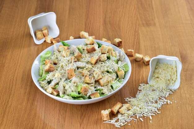 Различные вариации салата цезарь и их особенности