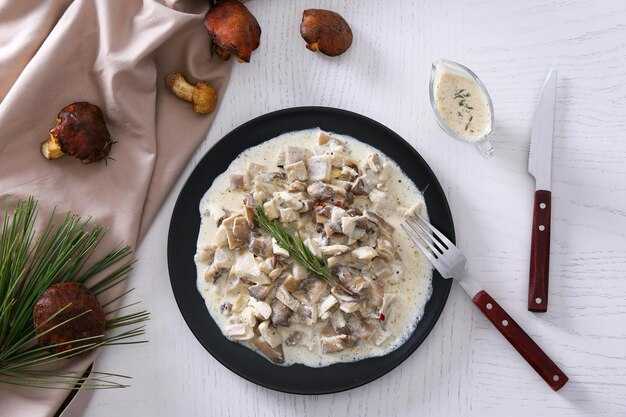 Куриная печень в сметане с луком на сковороде