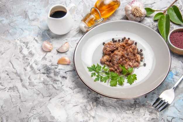 Выбор и обжарка лука для блюда