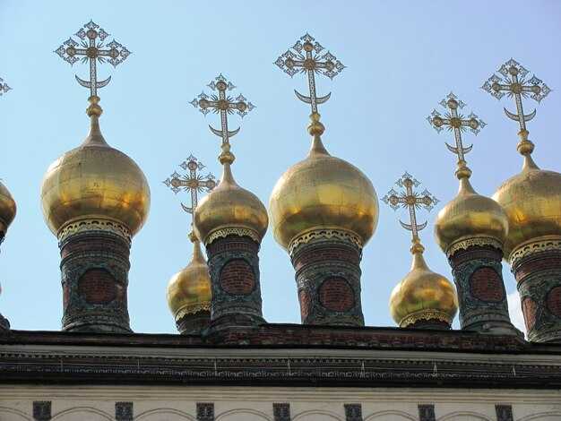 Внутреннее убранство: Иконы и фрески