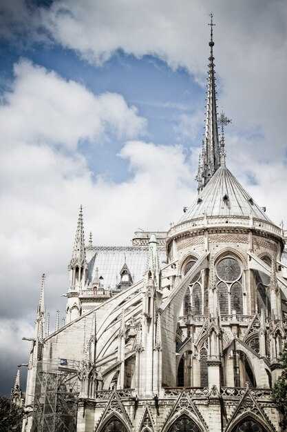 Строительные этапы: от романского стиля к готике