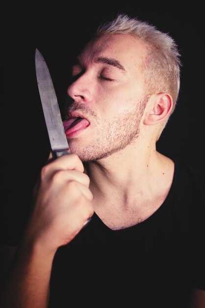 Сонник: Что значит видеть нож в руках и его действия во сне?