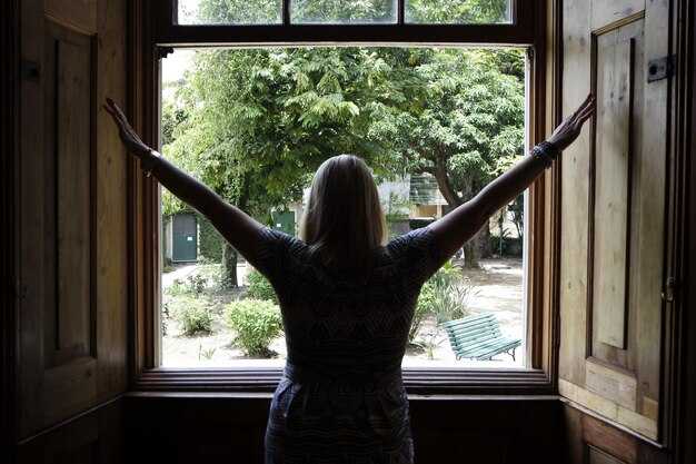 Открытое окно и посторонние люди: что это означает?