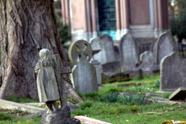 Известные личности, похороненные в братских могилах