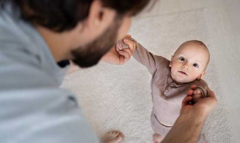 Что ребенок в 4 месяца должен уметь