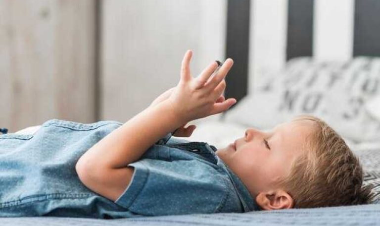 На какой неделе переворачивается ребенок