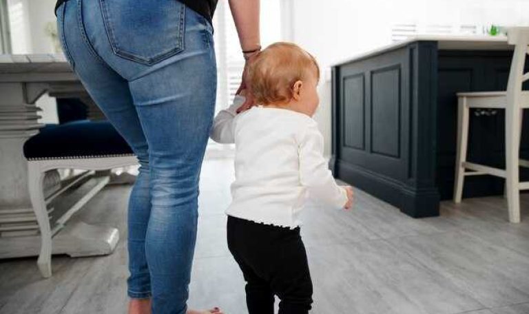 В каком возрасте ребенок начинает переворачиваться со спины на живот и обратно