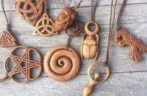 Сколько амулетов можно носить одновременно: магический ликбез для тех, кто боится переборщить