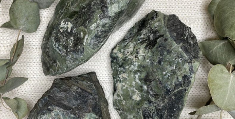 Оберег Змеевик: почему этот камень называют «хранителем тайн» и кому он нужнее всего