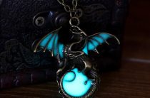 Амулет призрак: Тайный ключ к миру духов или опасная игрушка?