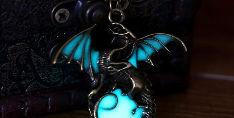 Амулет призрак: Тайный ключ к миру духов или опасная игрушка?