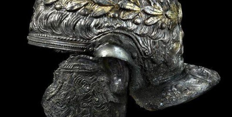 Коллаж амулет римлянина: древний щит или опасная игрушка для современного человека?