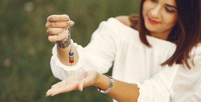 Амулет 2025: какой талисман притянет удачу в год Змеи