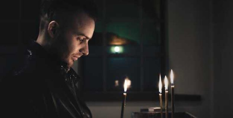 Что будет, если поставить свечи за упокой живому человеку? Мифы и реальность