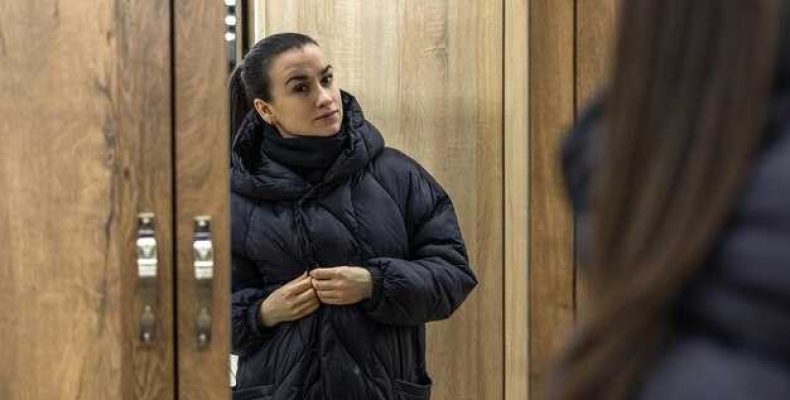 Что делать, если стучат в дверь или звонят ночью и днем — полезные советы и рекомендации