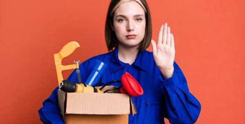 Что означает примета, когда предметы выпадают из рук? Узнайте причины и толкования