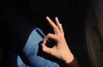 Что значат сны о травмированном указательном пальце на правой руке — толкование и примеры