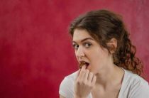 Что значит, если девушка кусает губы — причины и интерпретации поведения