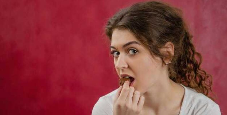 Что значит, если девушка кусает губы — причины и интерпретации поведения