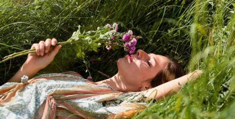 Что значит сон о хождении босиком по траве — значение и толкование