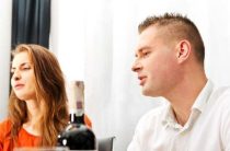 Если мужчина смотрит на губы женщины при разговоре что это значит