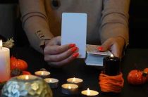 Гадание на обычных картах — как провести ритуал самому себе