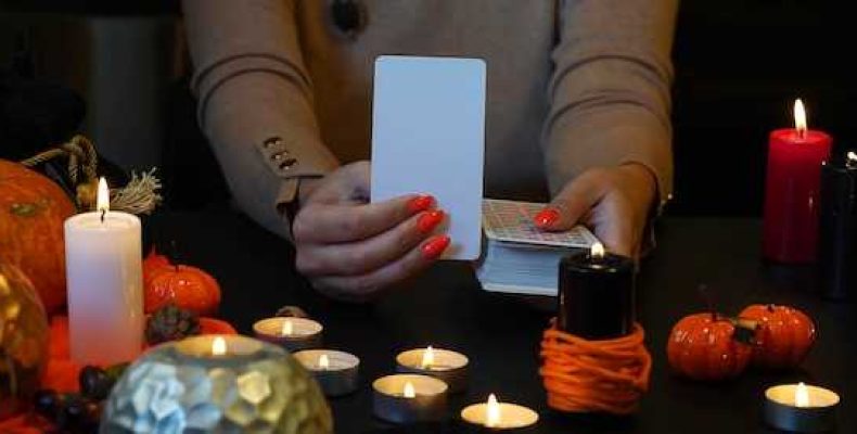 Гадание на обычных картах — как провести ритуал самому себе