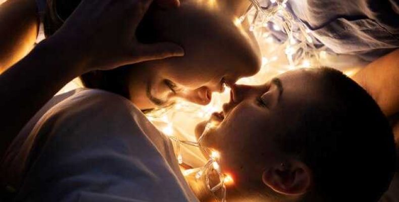 Гадание на суженого по расческе под подушкой — узнай судьбу ночью