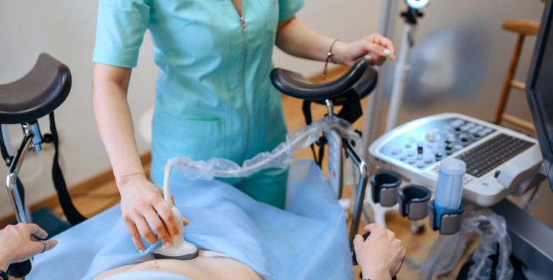 Трансвагинальное УЗИ на раннем сроке беременности: что видит врач, когда живот ещё плоский