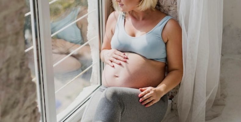 Первые толчки: на каких сроках беременности шевелится плод и о чем молчат врачи