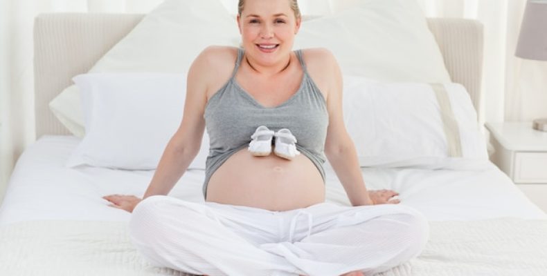 Первая весточка из живота: во сколько недель беременности пинается ребенок и о чем говорят эти толчки?