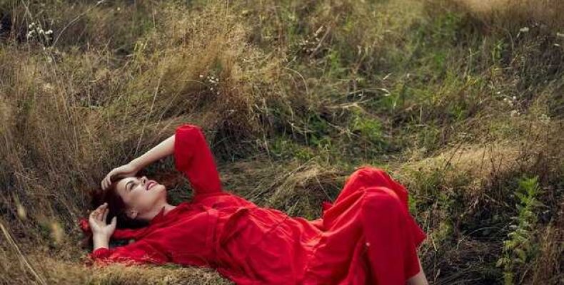 К чему снится красное платье — толкование сновидений и их значение