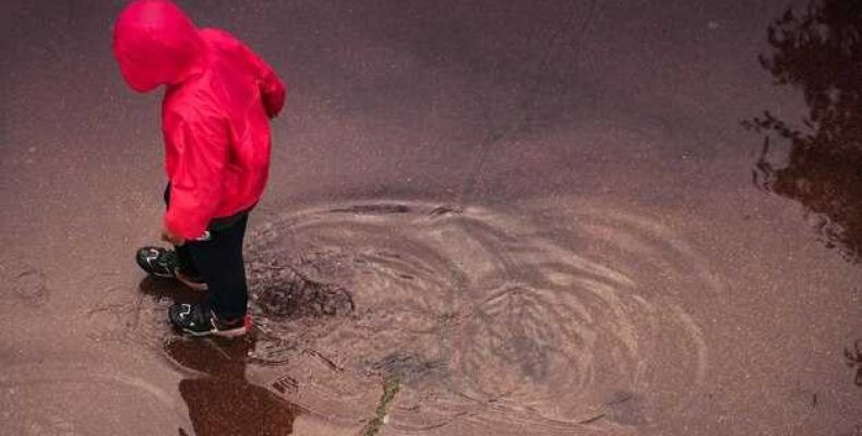 К чему снится падение в лужу — расшифровка сновидений о луже