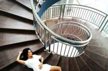 К чему снится спускаться по лестнице вниз — толкование и значение сновидений