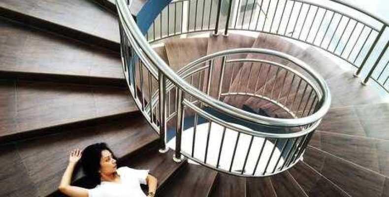 К чему снится спускаться по лестнице вниз — толкование и значение сновидений