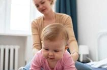 Как дети начинают ползать