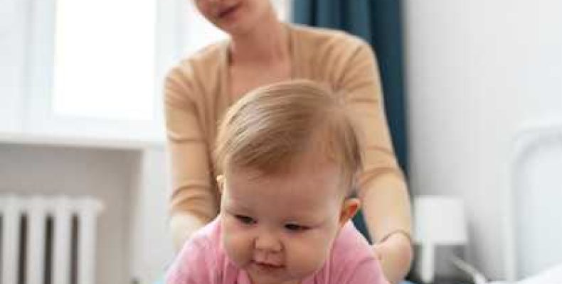 Как дети начинают ползать