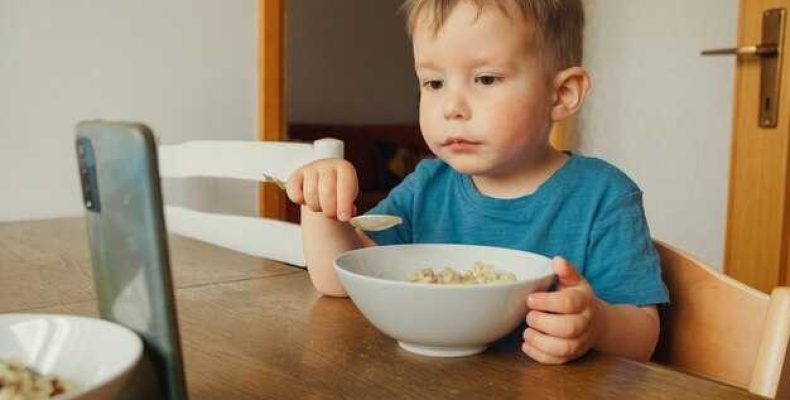 Как едят дети видео