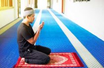 Как правильно совершить намаз сидя — руководство для тех, кто не может молиться стоя