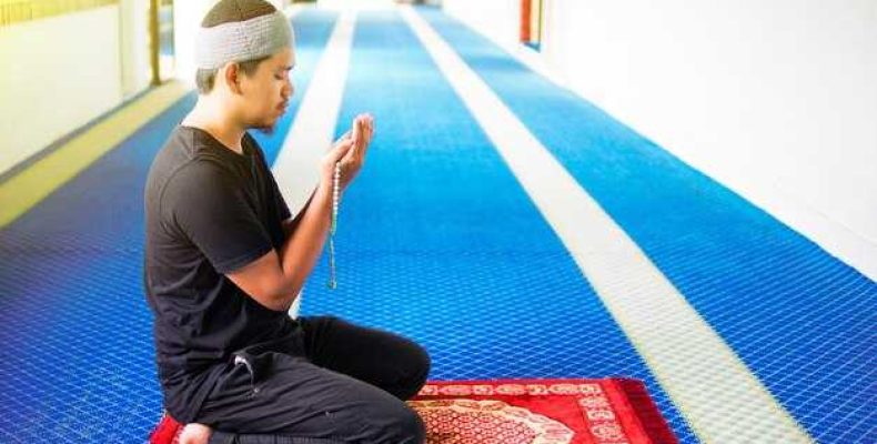 Как правильно совершить намаз сидя — руководство для тех, кто не может молиться стоя