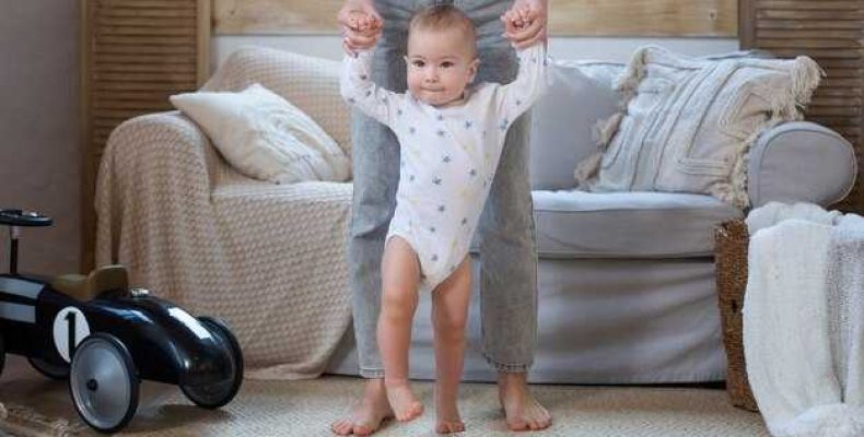 Как ребенок начинает переворачиваться