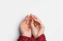 Красные, синие и белые нити на запястье — Значение и традиции красной нити на запястье