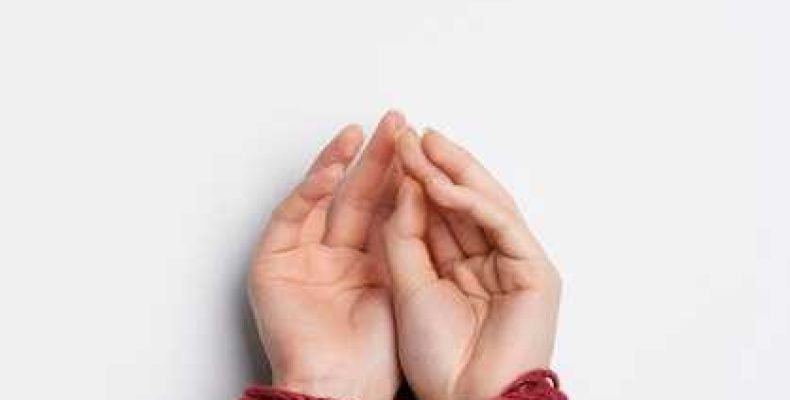 Красные, синие и белые нити на запястье — Значение и традиции красной нити на запястье