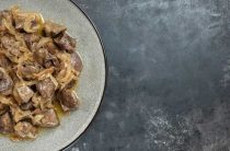 Куриная печень в сметане с луком на сковороде рецепт с фото пошагово нежная с подливкой