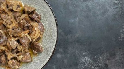 Куриная печень в сметане с луком на сковороде рецепт с фото пошагово нежная с подливкой