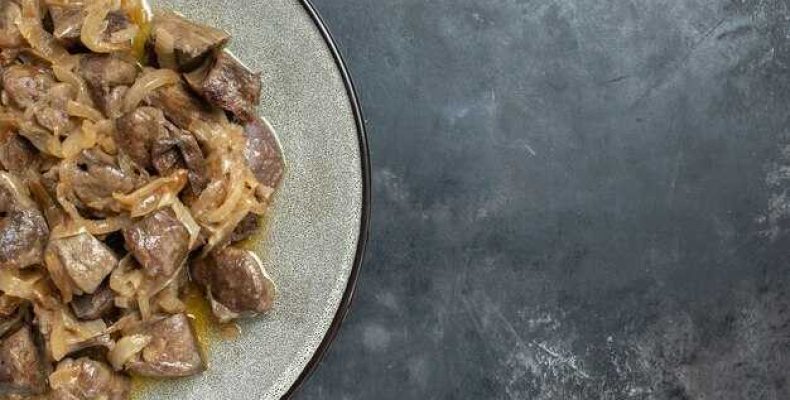 Куриная печень в сметане с луком на сковороде рецепт с фото пошагово нежная с подливкой