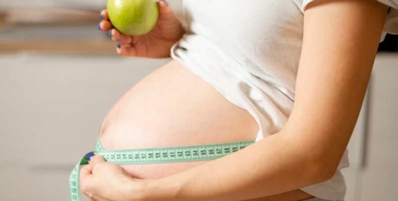 Сколько в норме женщина набирает за беременность: таблица, риски и советы врача